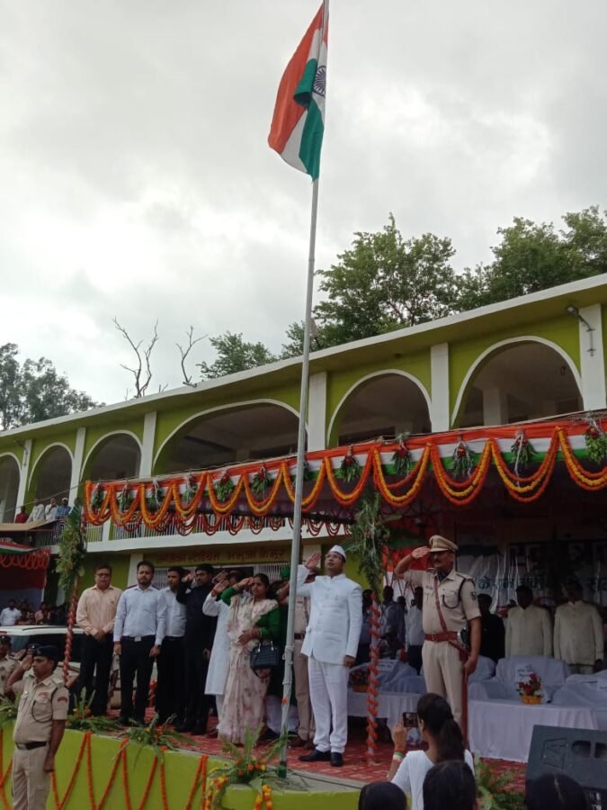 कैमूर में धूमधाम से मनाया गया 76 वां स्वतंत्रता दिवस व आजादी का अमृत महोत्सव,डीएम एसपी सहित अधिकारियों ने किया ध्वजारोहण