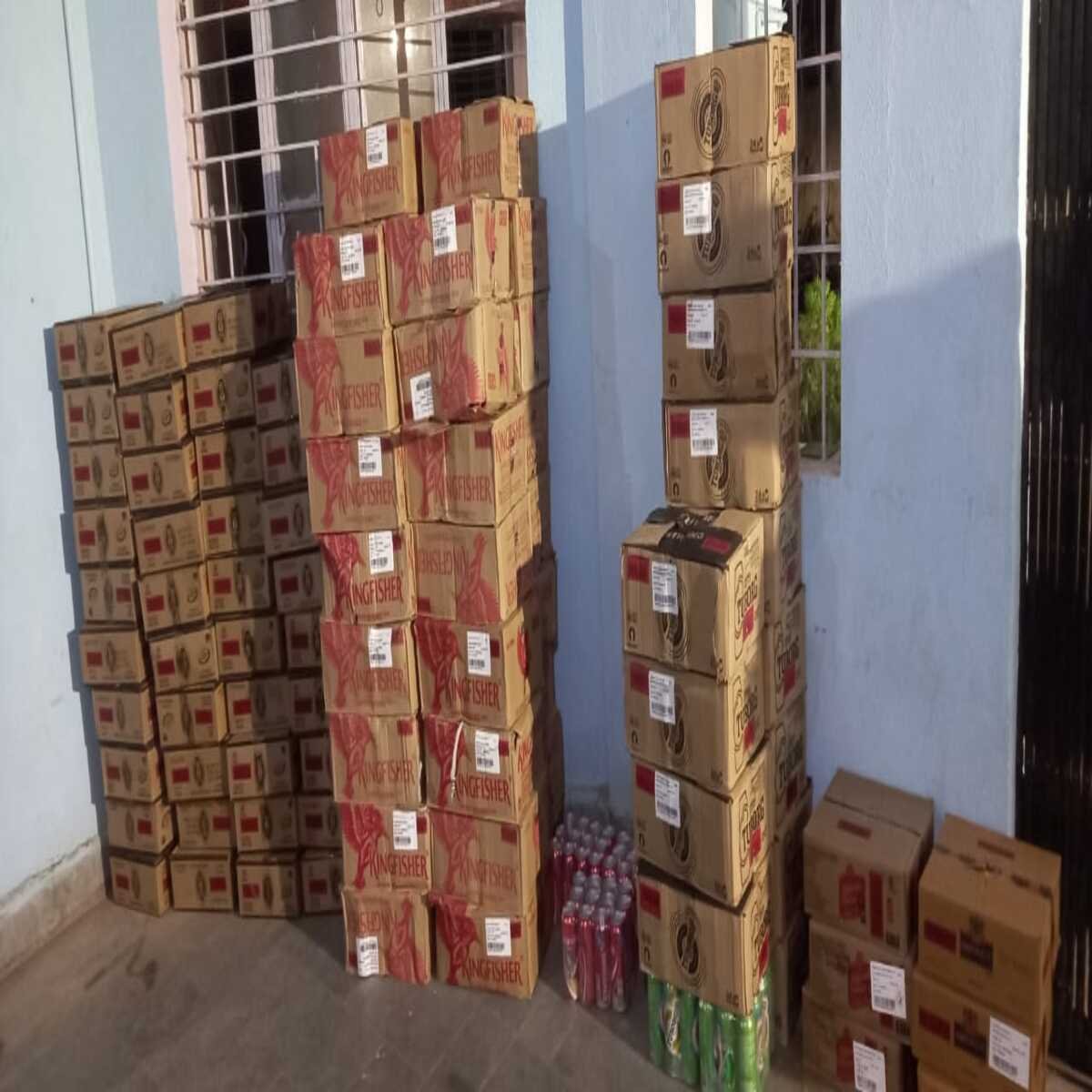 982 लीटर अलग-अलग ब्रांड के शराब के साथ दो तस्कर गिरफ्तार, पिकअप जप्त