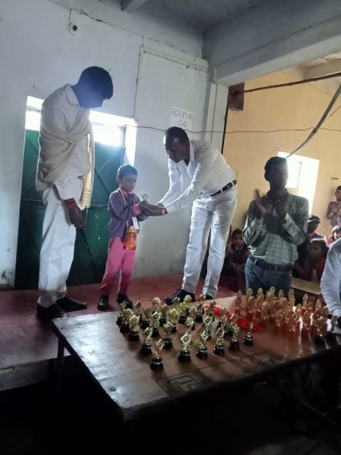 कैमूर : 72 स्कूली बच्चों को पुरस्कृत कर शिक्षा के प्रति दिया गया बढ़ावा