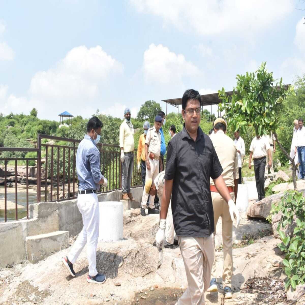 सासाराम : स्वच्छ-सुंदर गाॅव के तहत मांझर कुंड से शुरू हुआ स्वच्छता अभियान