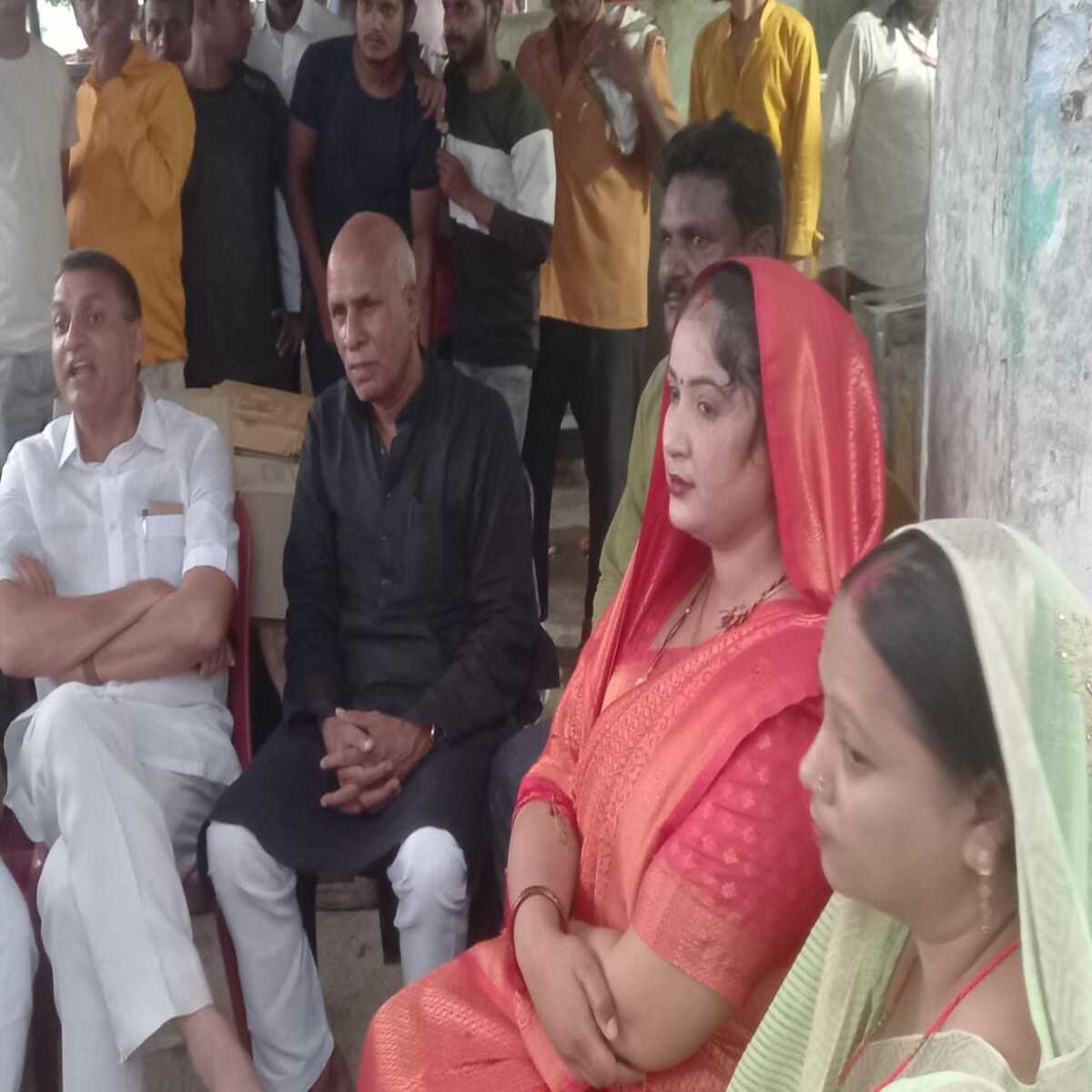 कोचस : स्नेहा कुमारी को नगर पंचायत अध्यक्ष अविश्वास प्रस्ताव हासिल करने पर मंत्री एवं विधायक ने दी बधाई
