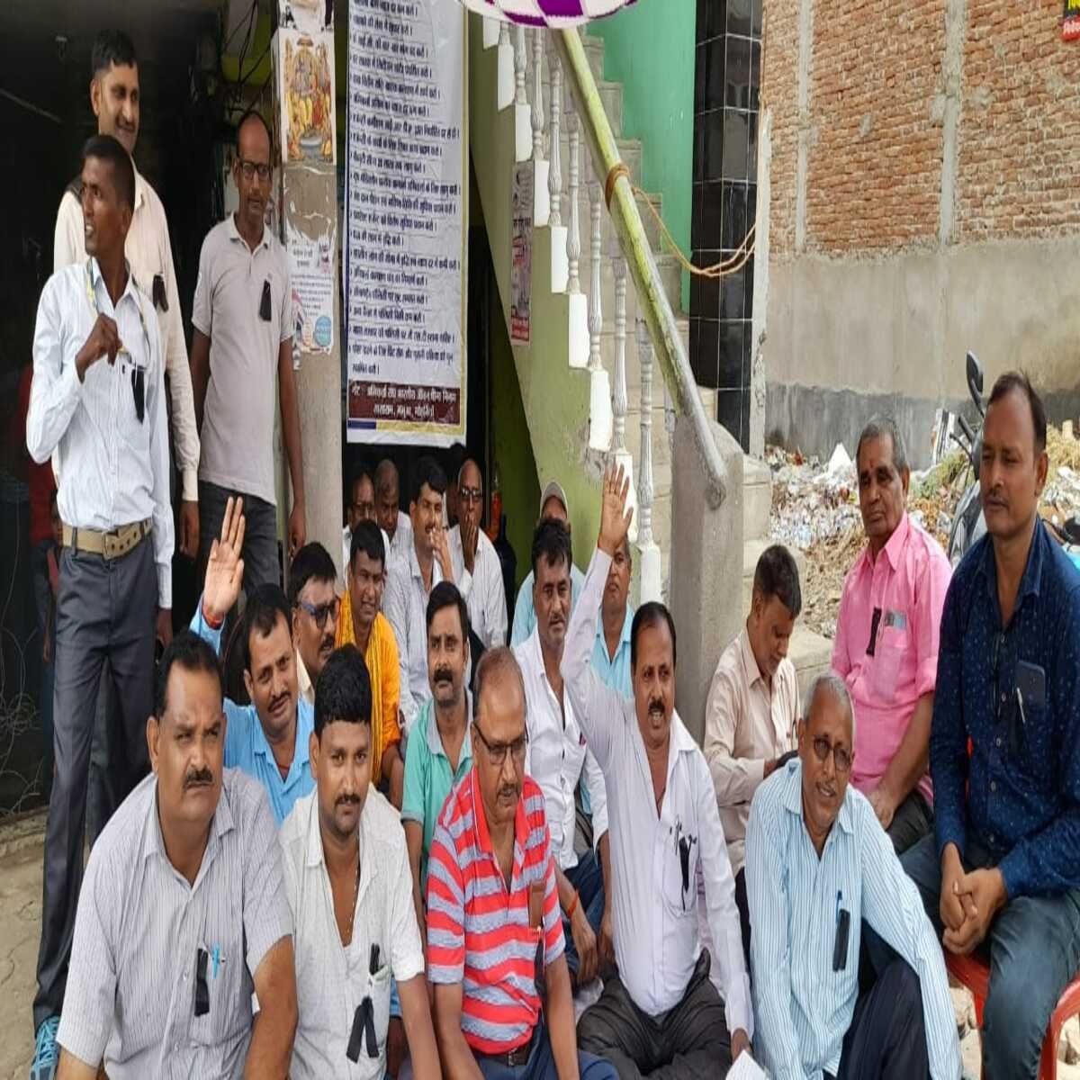 एलआईसी अभिकर्ताओं ने कमीशन में कटौती को लेकर पांचवे दिन भी कार्यालय पर दिया धरना