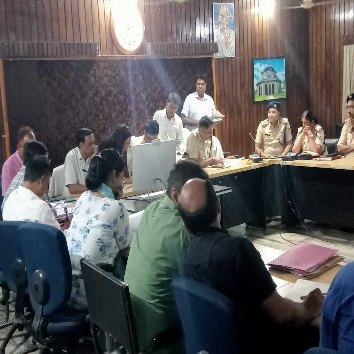 कैमूर : डीएम ने सभी विभागों का किया समीक्षा, भूमिहीनों को भूमि उपलब्ध करने और वारंटियों की गिरफ़्तारी का निर्देश