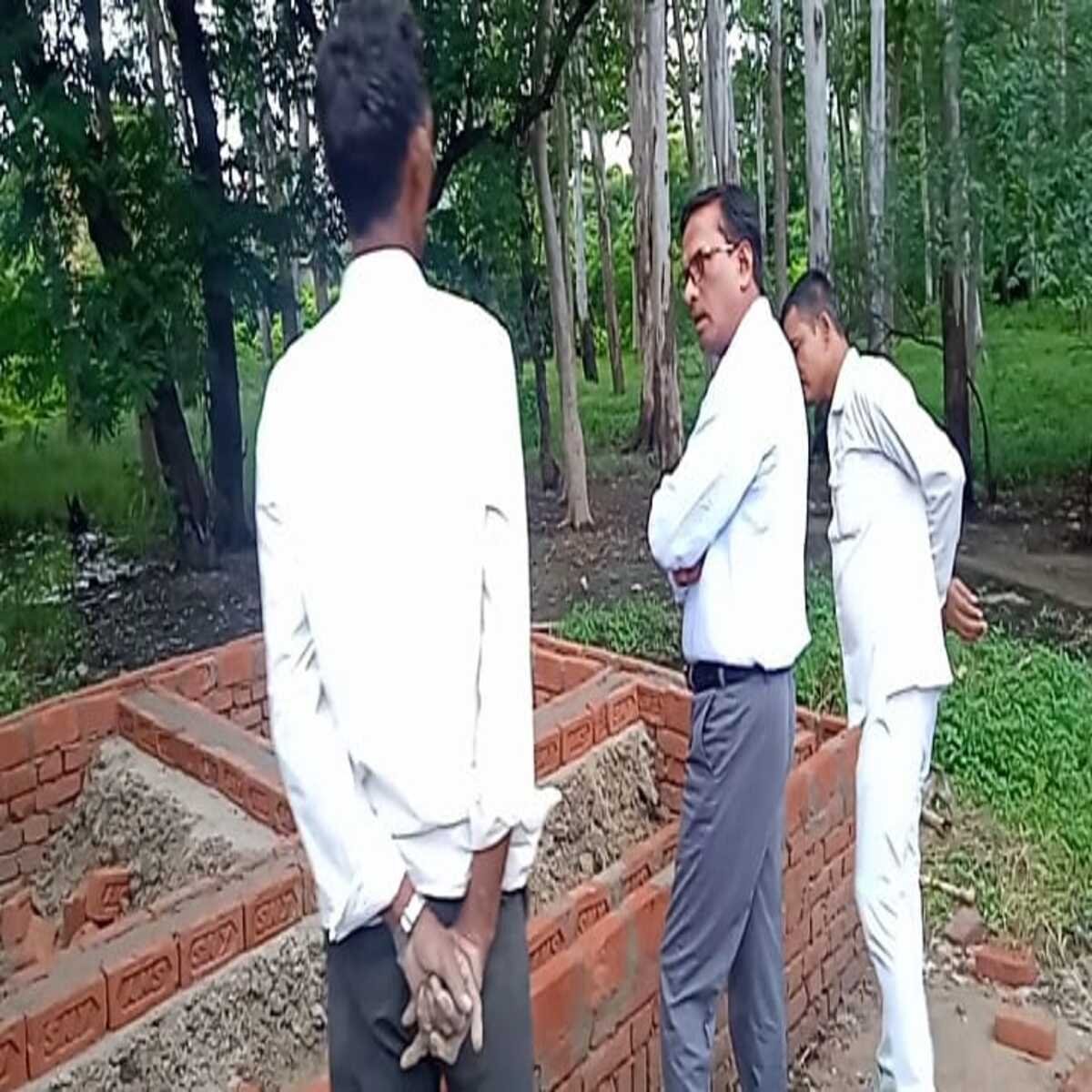 गाजीपुर : विकलांग शौचालय में काफी अनियमितता पाए जाने पर तहसीलदार ने निरीक्षण कर रुकवाया काम