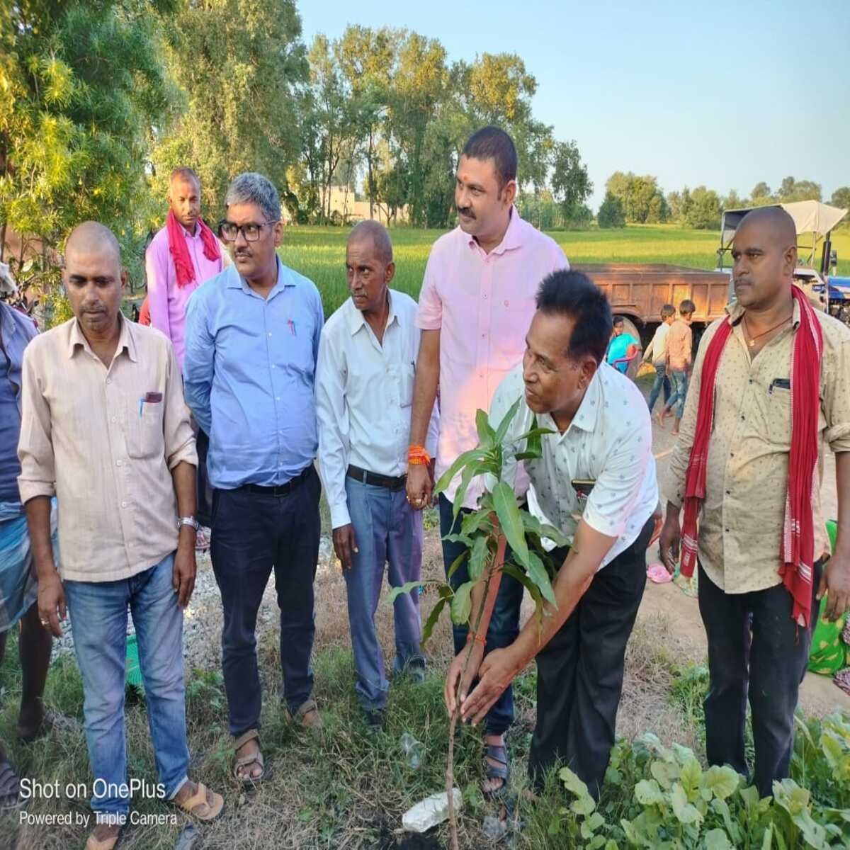 करगहर : श्राद्धकर्म में पंहुचे बीईओ ने किया वृक्षारोपण