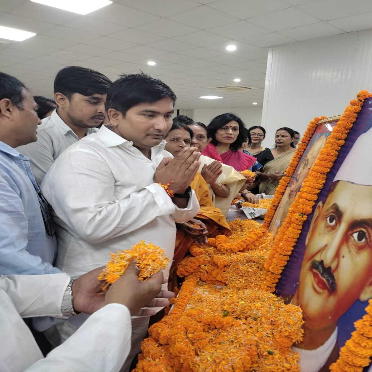 पटना : जदयू कार्यालय में बापू व शास्त्री जी की मनाई गयी जयंती