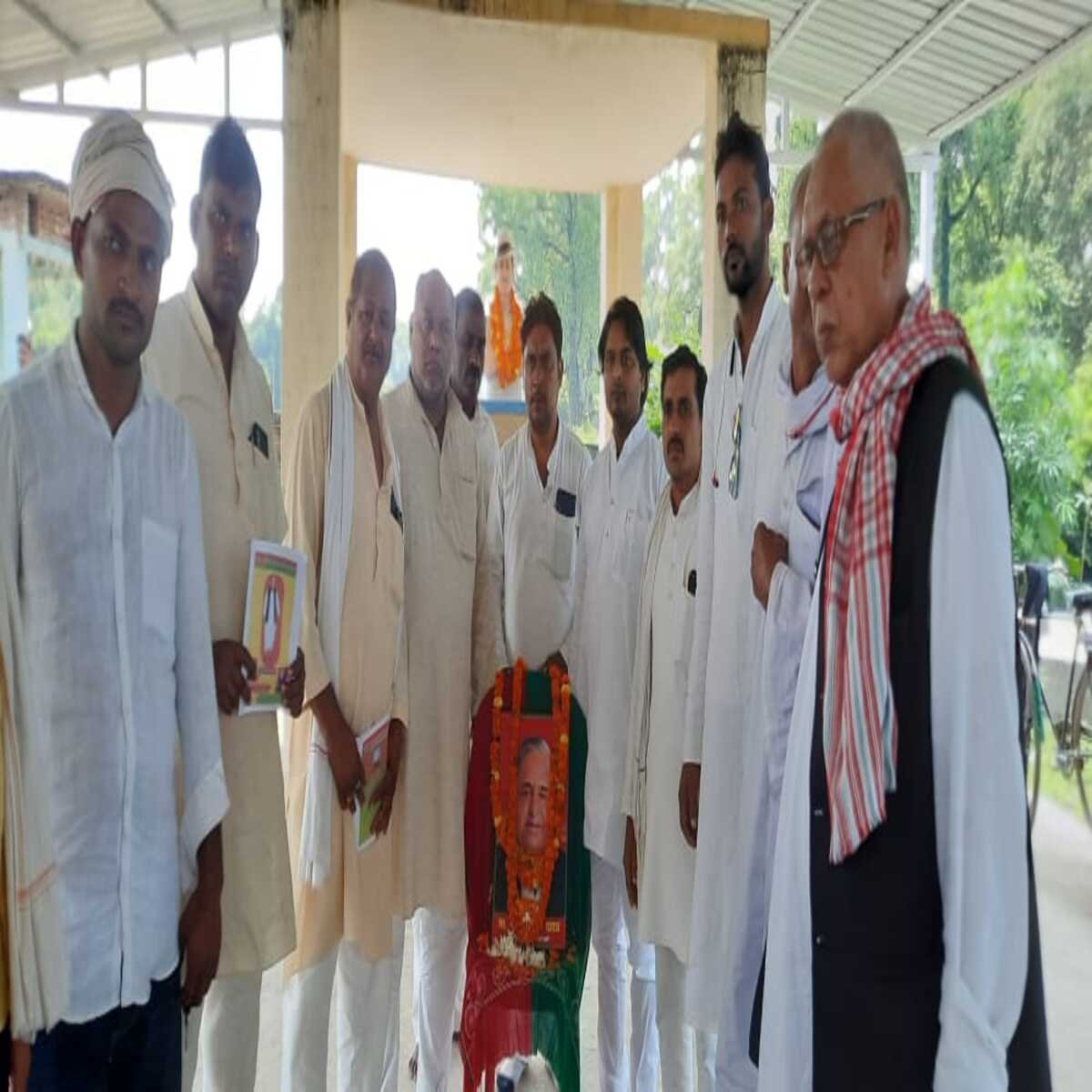चंदौली : धरती पुत्र व किसानों के नेता मुलायम सिंह यादव को दिया गया भावपूर्ण श्रद्धांजलि
