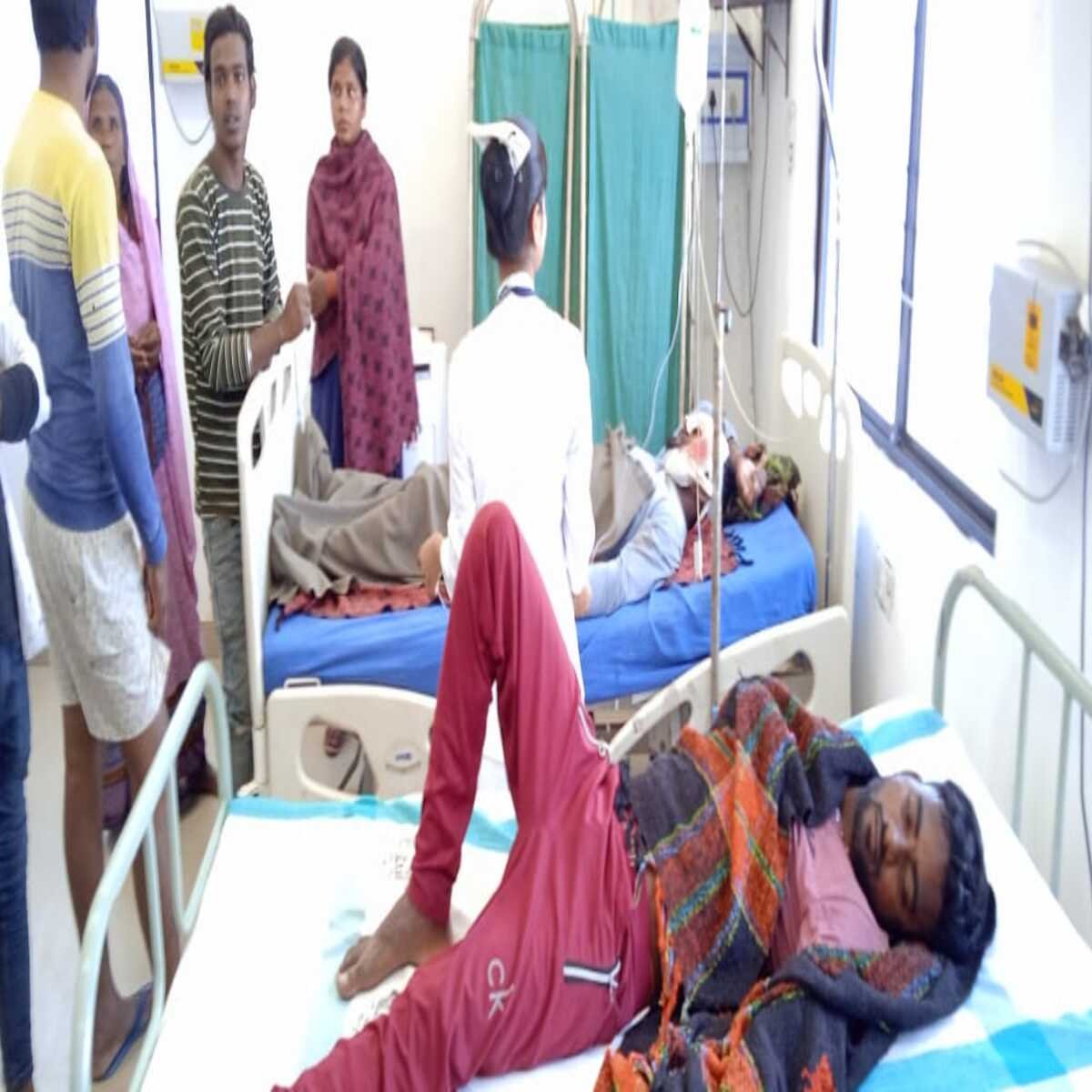 सासाराम। सड़क पर पसरे बालू की वजह से हुआ दर्घटना, दो युवक बुरी तरह से घायल