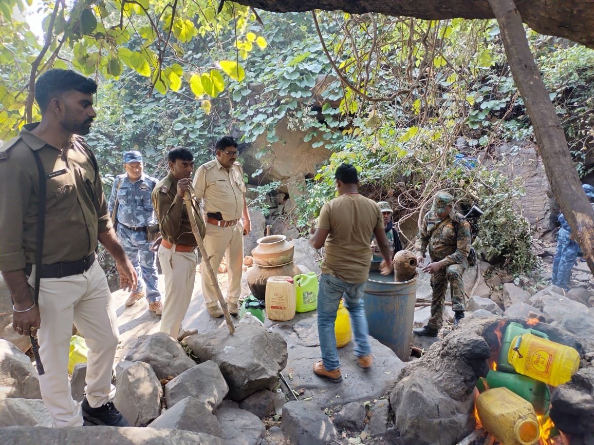 विभिन्न थाना क्षेत्रों में छापेमारी कर 98 लीटर अवैध देशी शराब के साथ 3 गिरफ्तार
