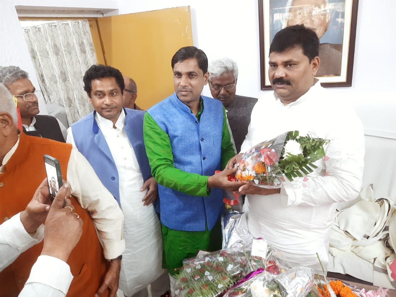 उमेश सिंह कुशवाहा को जदयू के दुबारा प्रदेश अध्यक्ष निर्वाचित हाेने पर जदयू कार्यकताओं ने दी बधाई 
