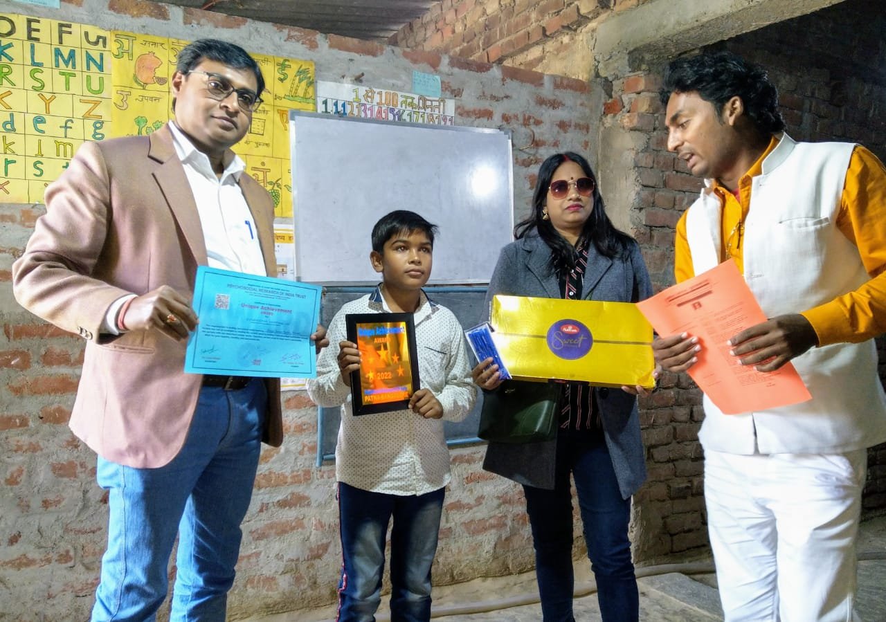  विशिष्ट कार्यों के लिए यूनिक अचीवमेंट अवॉर्ड से किया गया सम्मानित