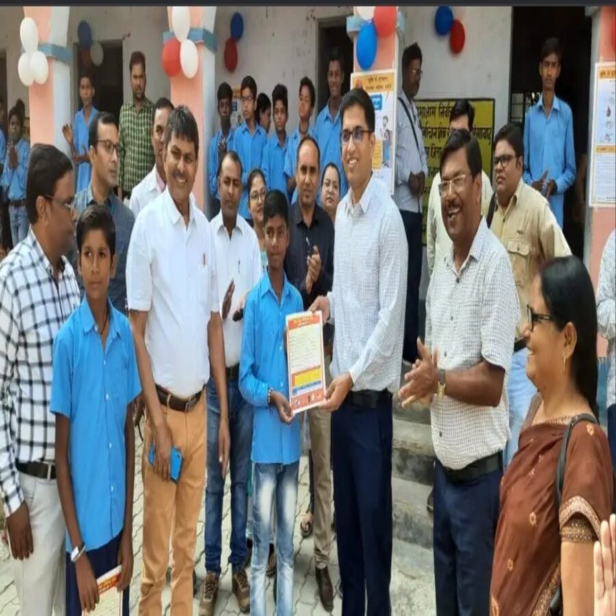 औरंगाबाद : बच्चों को जिलाधिकारी द्वारा प्रदान किये गये प्रगति पत्रक