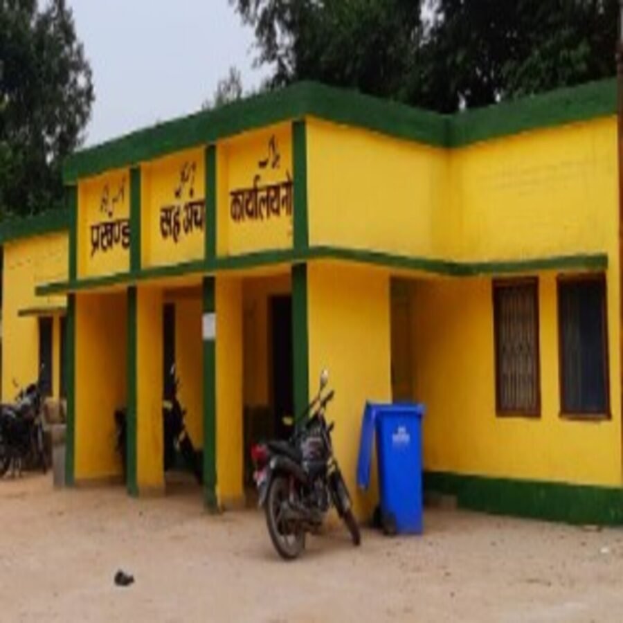 नोखा प्रखंड मुख्यालय पर बीडीओ देवेन्द्र पासवान की अध्यक्षता में की गई बैठक
