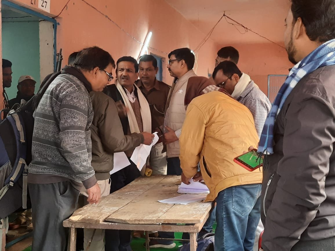 मतदान केन्द्रों के लिए रवाना हुई पोलिंग पार्टी, आज सात बजे से होगी वोटिंग 