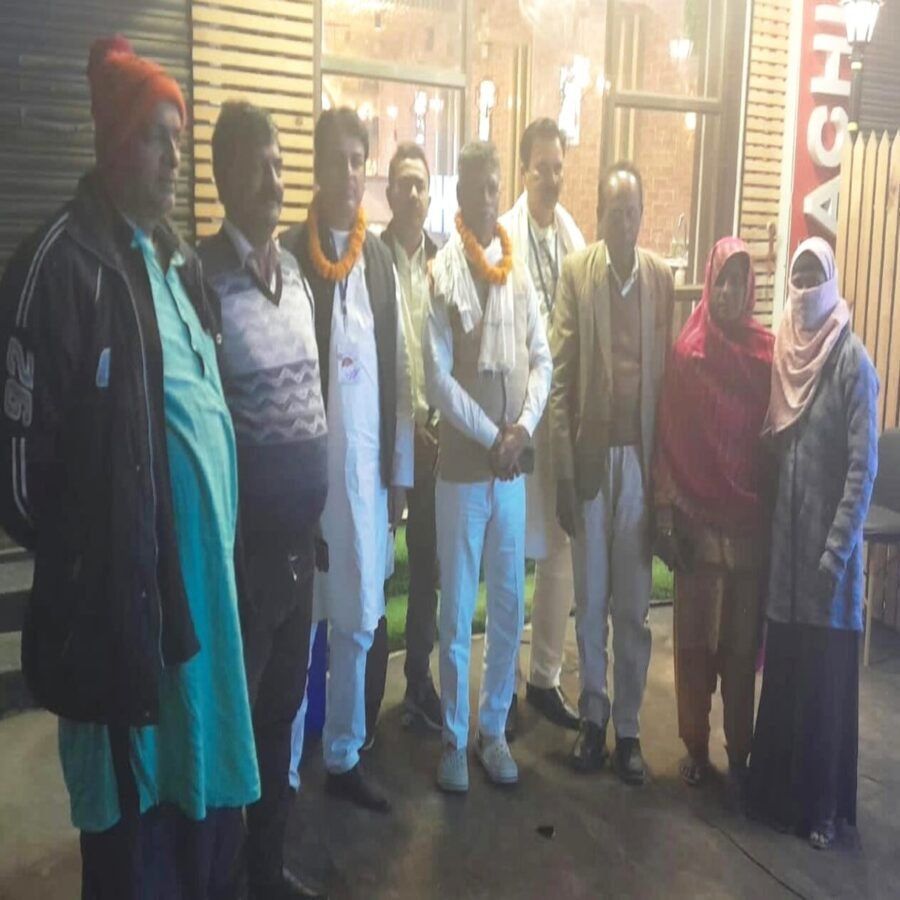 विधायक को किया एन एच 57 पर आर के दत्ता ने फूल माला से स्वागत