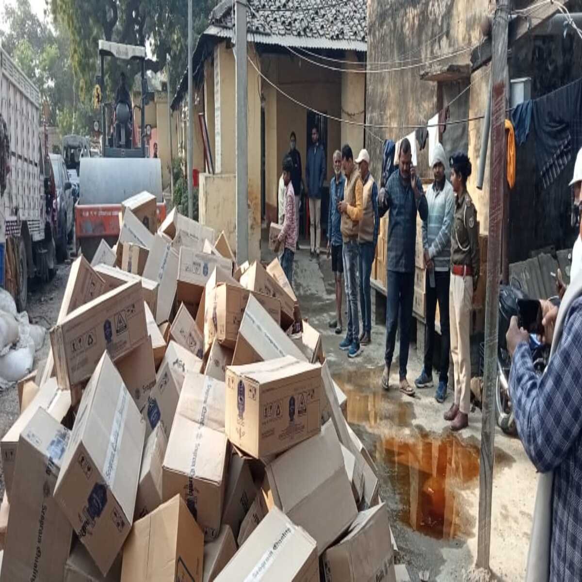 13 कांडों में जब्त 5790 लीटर शराब को थाना परिसर में किया गया नष्ट
