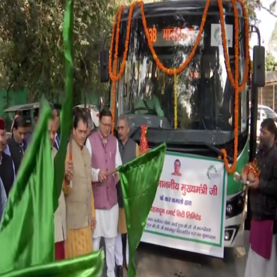 उत्तराखंड के मुख्यमंत्री ने स्मार्ट सिटी मिशन के तहत इलेक्ट्रिक बसों को झंडी दिखाया