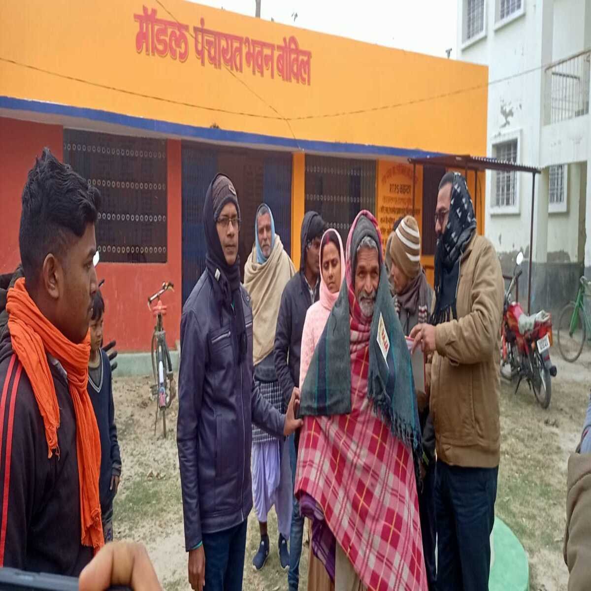 जरूरतमंद लोगों के बीच सीओ ने किया कंबल का वितरण