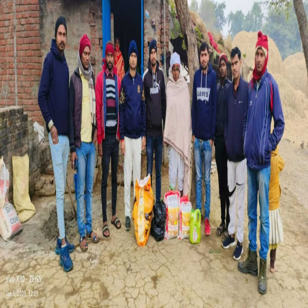 शोकाकुल परिवार को दी गई राहत सामग्री