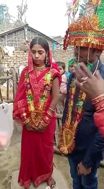 अनोखी शादी 17 साल के नाबालिक लड़के ने 2 बच्चे की मां से रचाई शादी, ग्रामीणों के सामने मांग में भरा सिंदूर