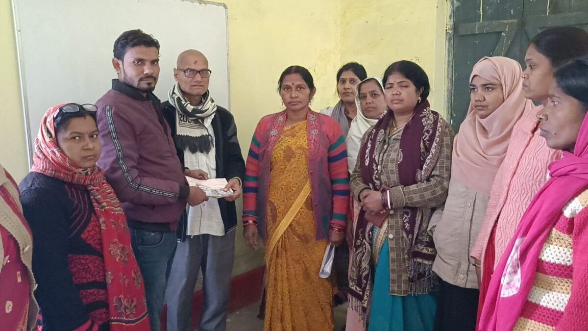 आंगनबाड़ी सेविका के निधन पर परिजन को सीडीपीओ द्वारा दी गई सहायता राशि