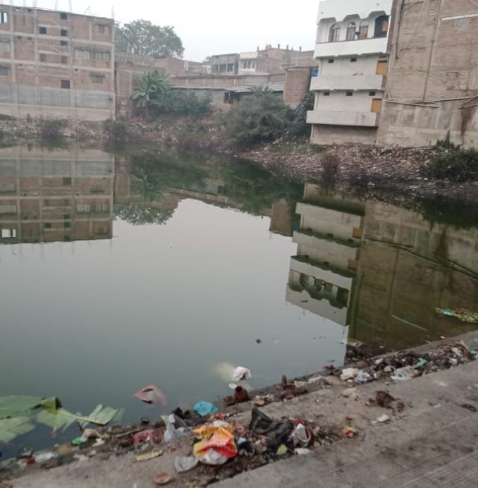 अतिक्रमण का शिकार है अनुमंडलीय मुख्यालय का इकलौता पोखर 