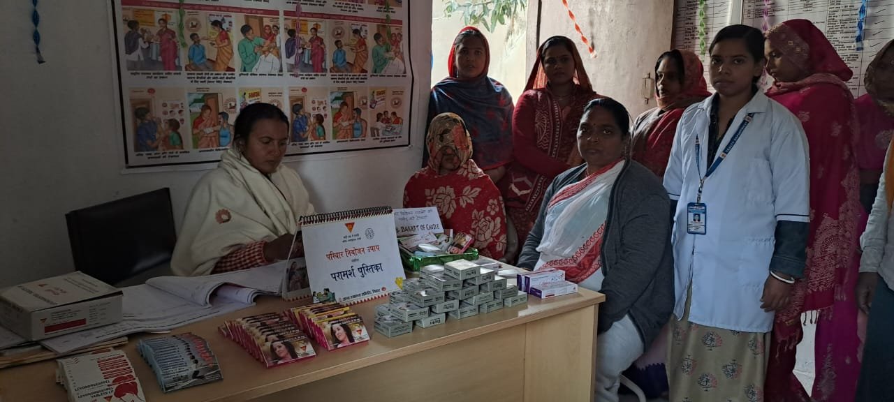 परिवार नियोजन मेले  में छोटा परिवार सुखी परिवार की जानकारी दी गई 