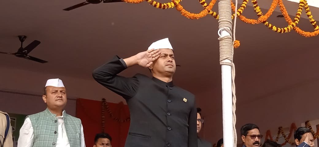 जिले में हर्षोल्लास के साथ लहराया तिरंगा लोगों ने मनाया राष्ट्रीय पर्व