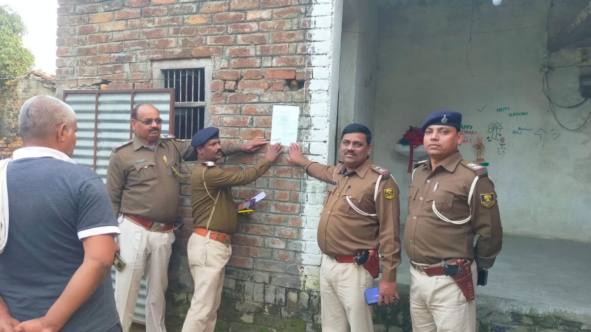 दलित महिला के आरोपी हत्यारे के घर पुलिस ने चिपकाया इश्तेहार