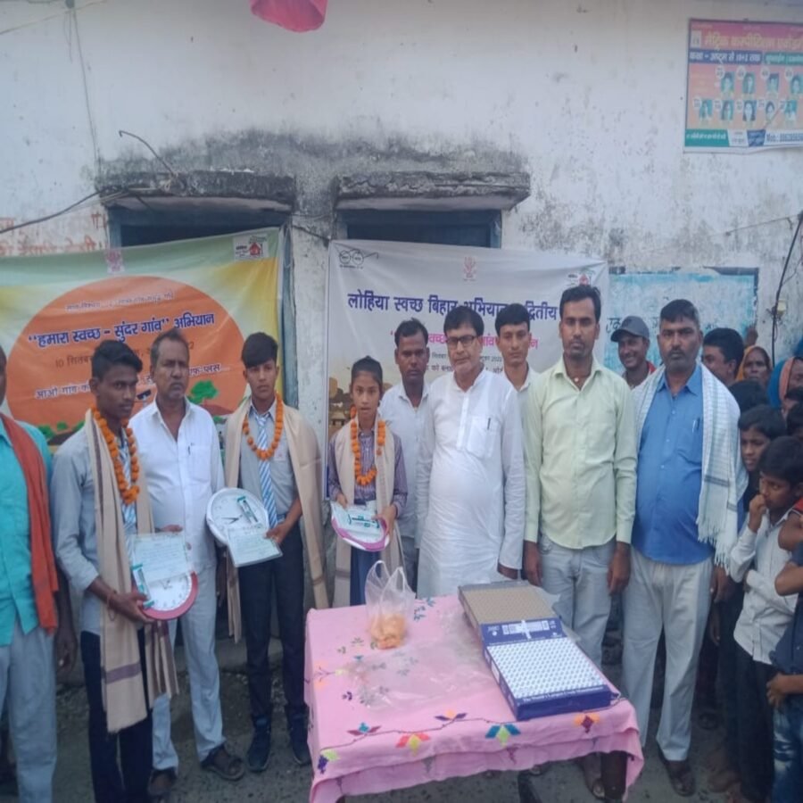 मुखिया ने ई-रिक्शा को हरी झंडी दिखाकर किया रवाना