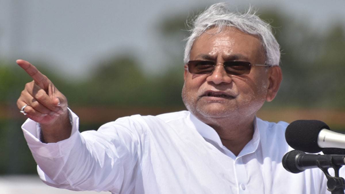 स्टेज पर किसान की अंग्रेजी सुनकर भड़के सीएम नीतीश कुमार, आपा खोकर कह दी बड़ी बात!