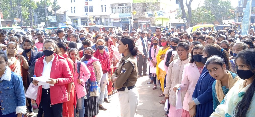 कड़ी सुरक्षा व्यवस्था के बीच इंटरमीडिएट परीक्षा प्रारंभ