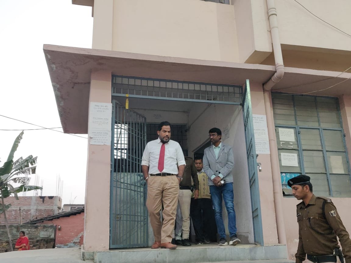 वैशाली डीएम यशपाल मीणा ने इंटरमीडिएट परीक्षा के विभिन्न परीक्षा केंद्रों निरीक्षण किया
