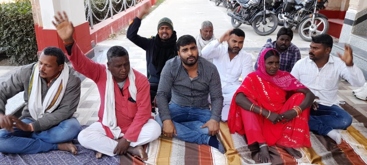 जिला परिषद सदस्यों ने अध्यक्ष और अधिकारी पर लगाया राशि का आरोप, दिया धरना