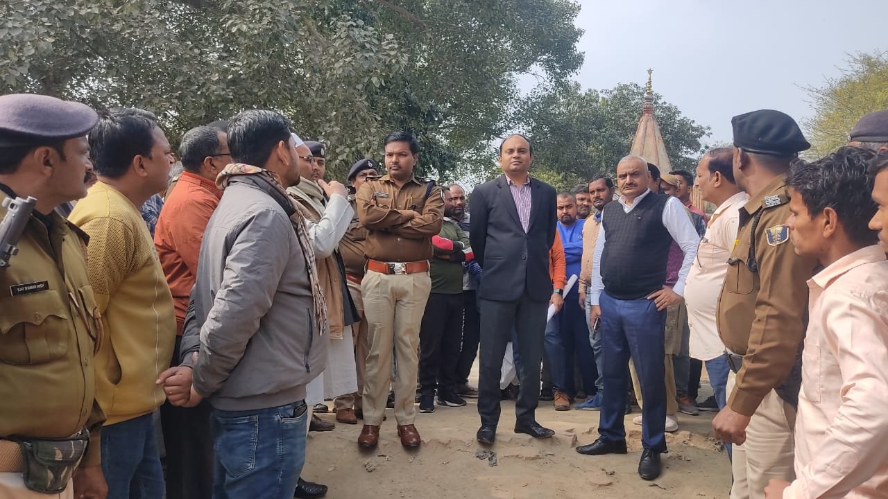 वीरपुर में विवादित कब्रिस्तान स्थल का निरीक्षण करने पहुंचे डीएम व एसपी 