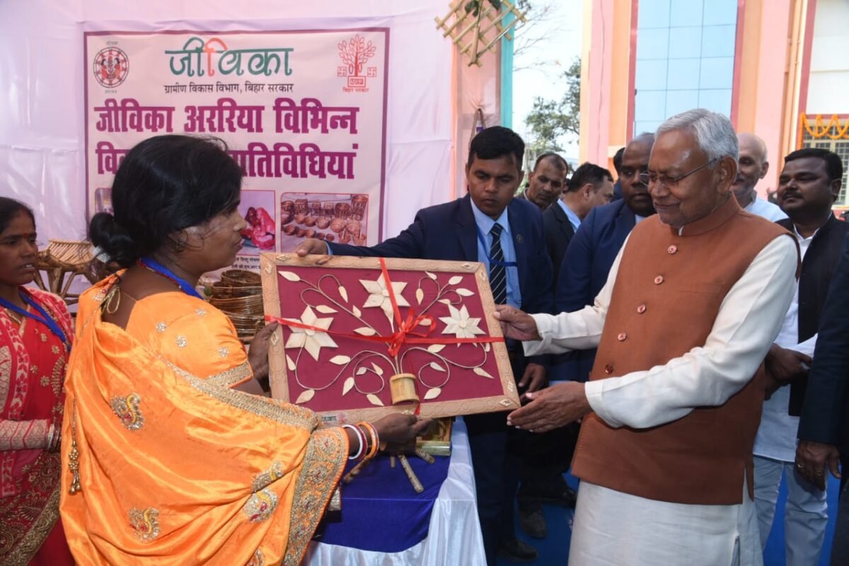 मुख्यमंत्री ने ‘समाधान यात्रा’ के क्रम में अररिया जिले की समीक्षात्मक बैठक की
