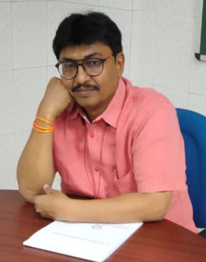 निर्धारित लक्ष्य को पूरा करने पर बीईओ को डीईओ और डीपीओ ने दिया बधाई