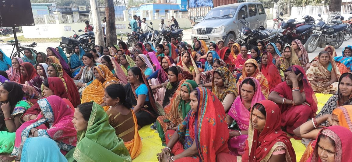 मिड डे मील वर्कर्स ने किया प्रदर्शन
