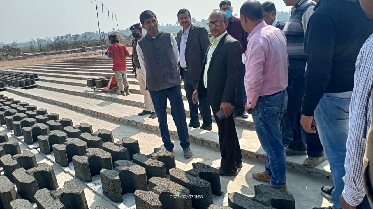 डीएम ने किया पथ के निर्माण कार्य का निरीक्षण