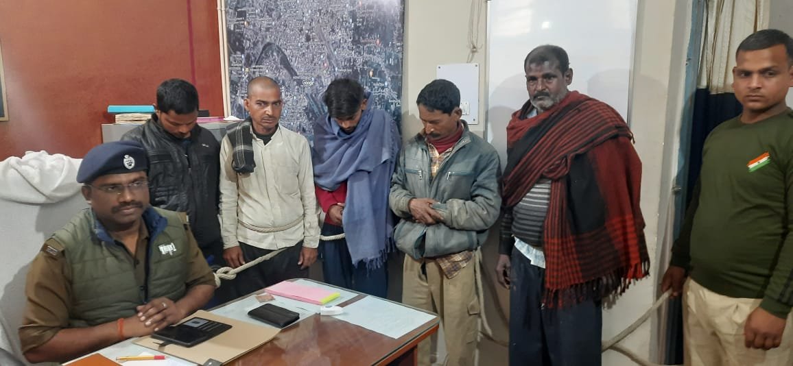 पुलिस ने 900 बोतल विदेशी शराब किया बरामद, चार गिरफ्तार