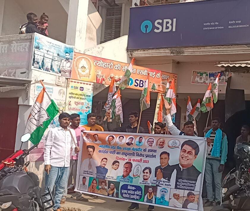 कांग्रेस प्रखंड अध्यक्ष पवन सिंह के नेतृत्व में कार्यकर्ताओं ने सरकार के खिलाफ विरोध प्रदर्शन किया