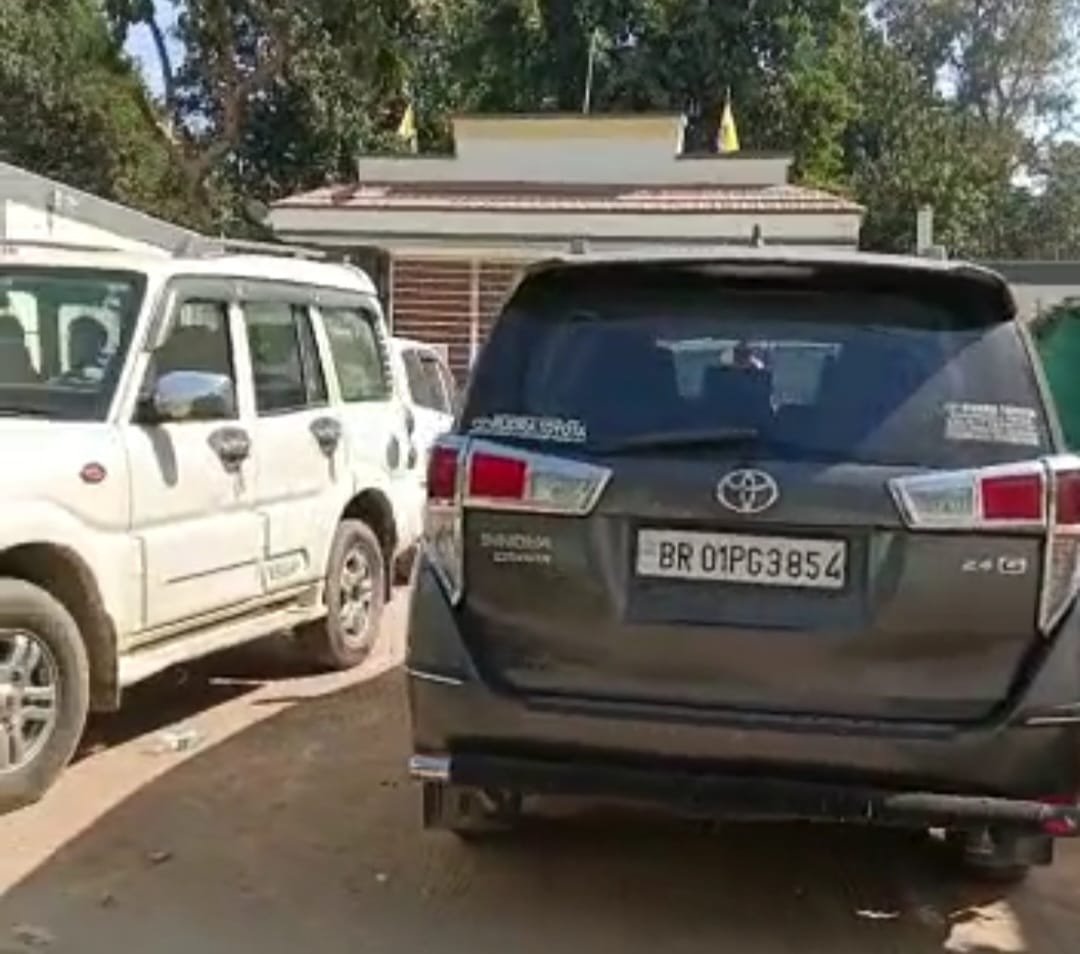 चकन्हा पंचायत के मुखिया पूनम देवी के आवास पर IT की रेड, 