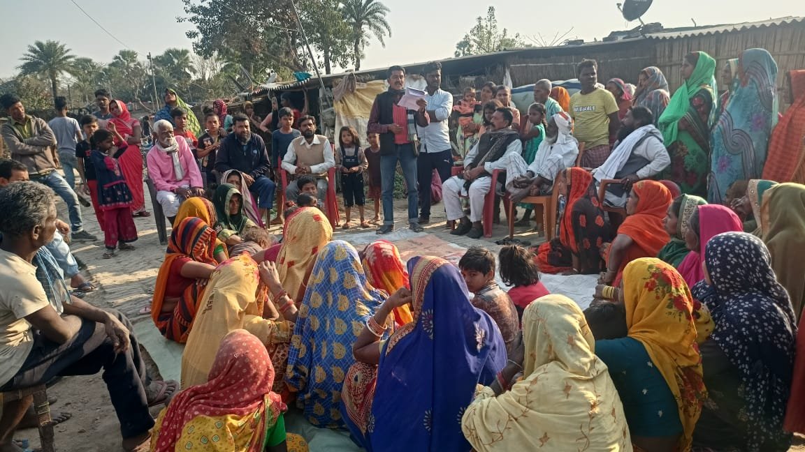 दलित बस्ती में पहुंचपथ बनवाने का किया मांग
