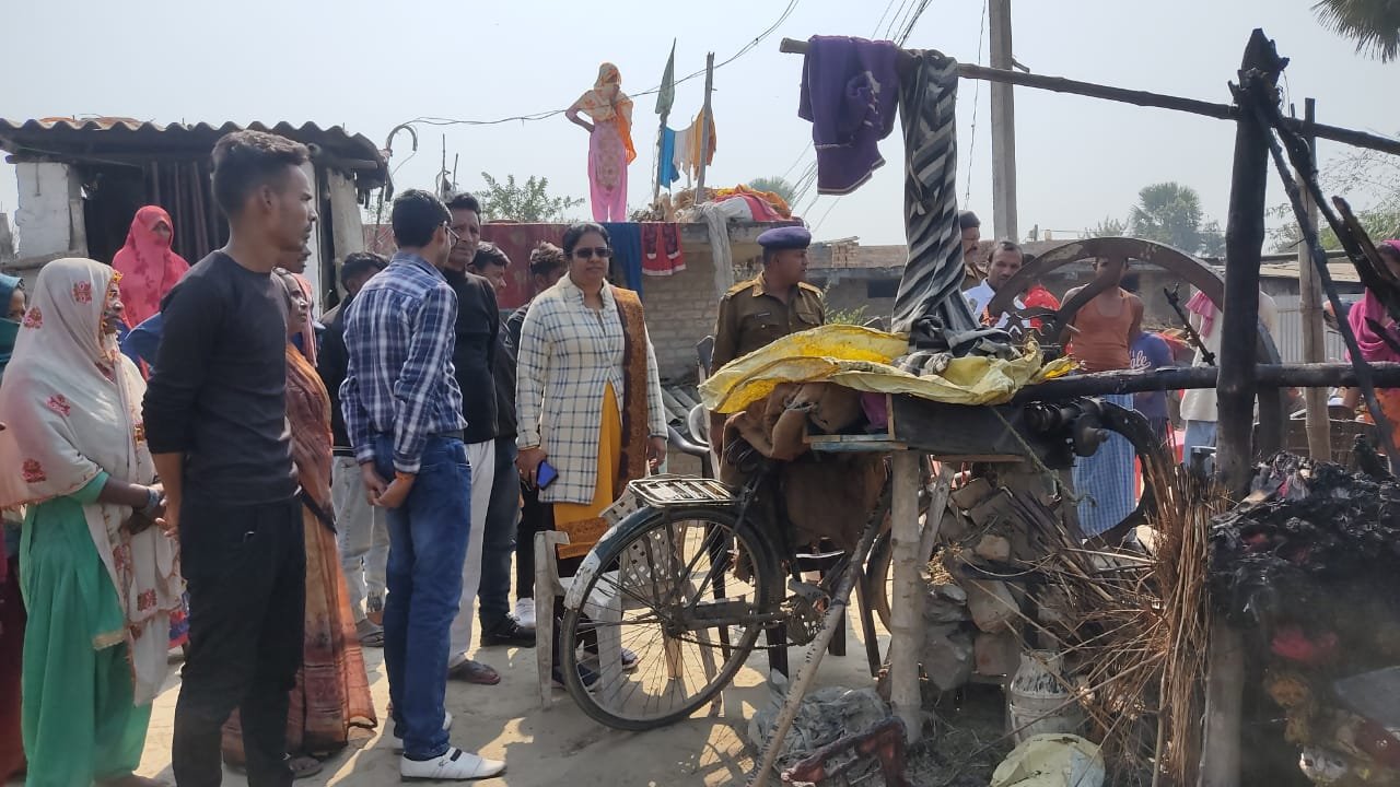झोपड़ीनुमा घर में आग लगने से दो मवेशी झुलसे