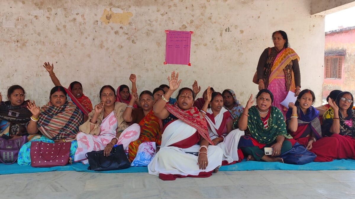 लालगंज में आंगनबाड़ी सेविकाओं सहायिकाओं ने किया धरना- प्रदर्शन