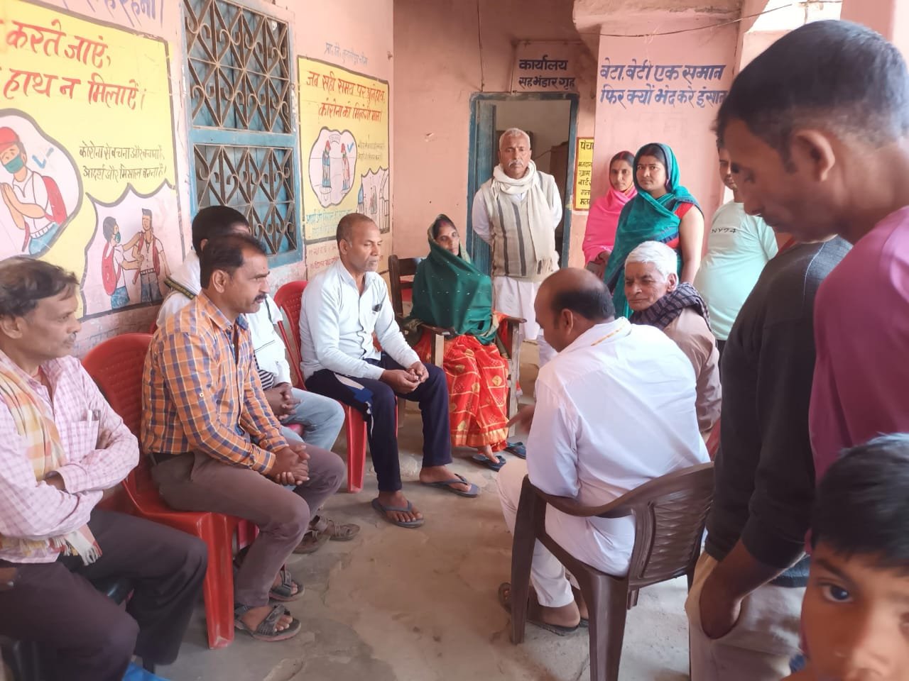 प्रधानाध्यापक को तबादले एवं मीनू के हिसाब से भोजन नहीं मिलने पर बवाल