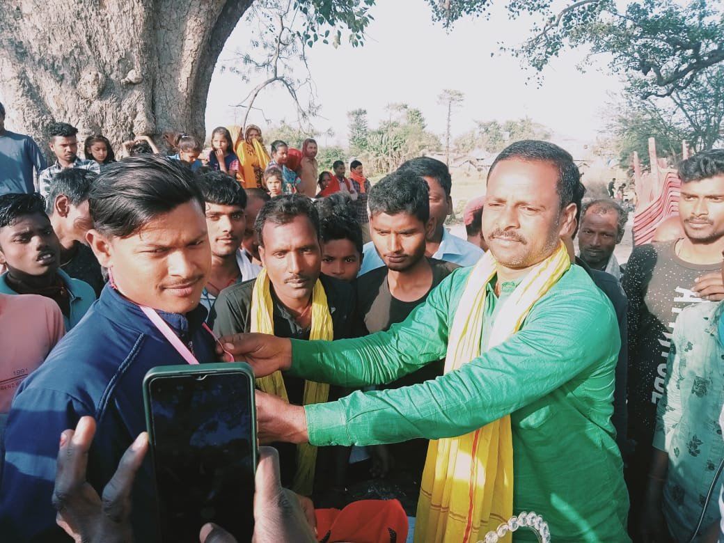 विजेता टीम  को पंचायत के मुखिया दिनेश यादव ने ट्रॉफी देकर सम्मानित किया