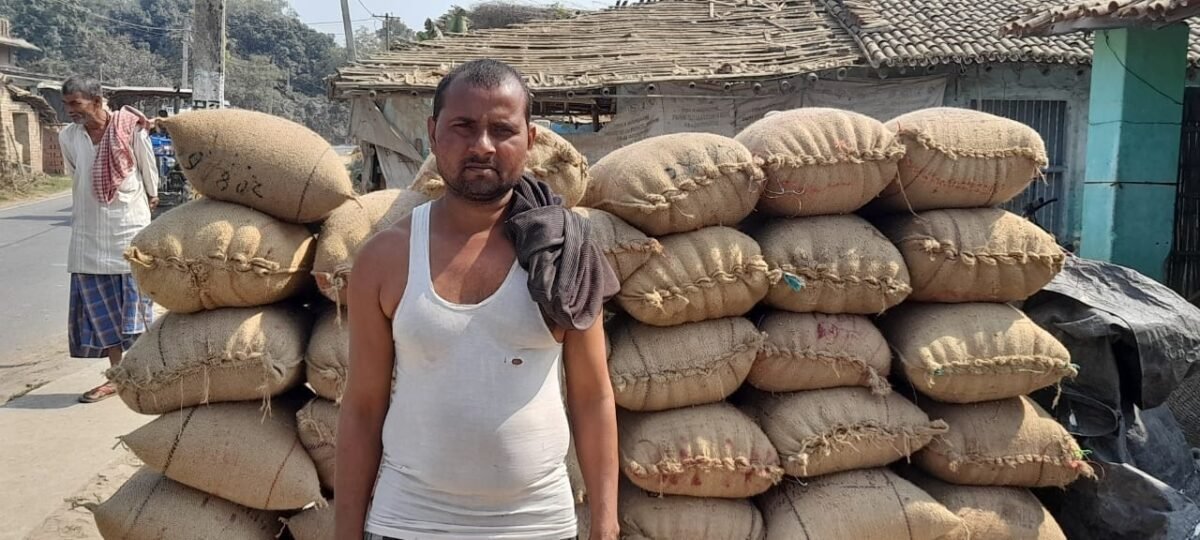 किसान औने पौने दाम पर धान बेचने के लिए बाध्य