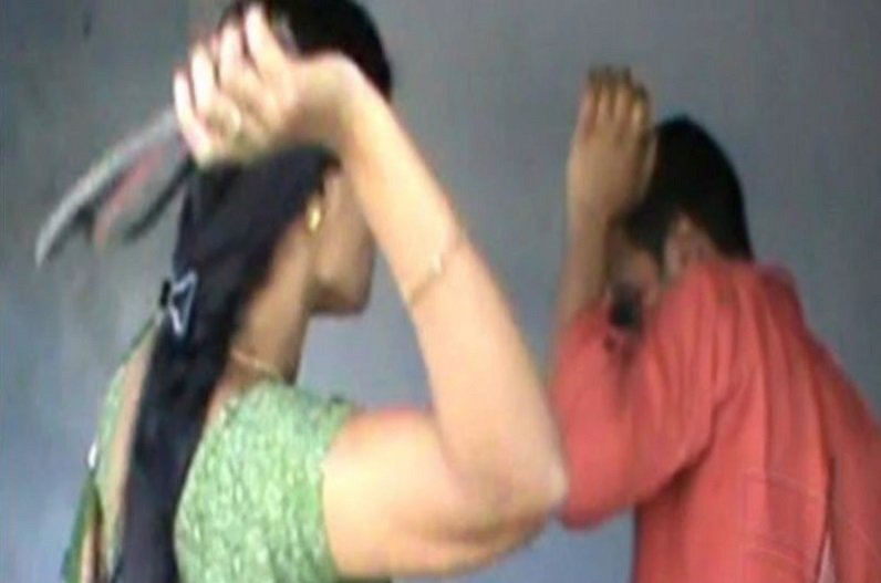 बिहार: पति के कपड़े नहीं देने पर पत्नी ने खोया आपा, लाठियों से पीट-पीटकर किया अधमरा!