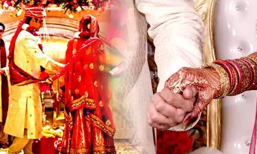 फिल्मी स्टाइल में दुल्हन ने प्रेमी से रचाई शादी, सोशल मीडिया पर वायरल हुई तस्वीरें